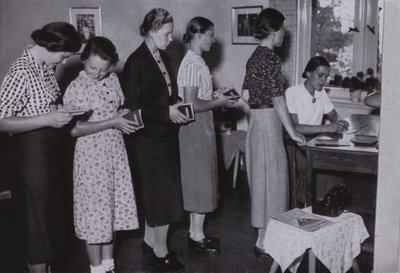 Jonge vrouwen in het Derde Rijk: Wir Arbeitsmaiden, Wij de arbeidsmeiden (zw/w foto) door Gustav von Estorff
