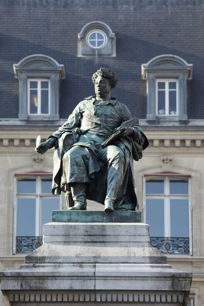 Standbeeld van Alexandre Dumas (1802-1870), Franse schrijver, auteur van de Drie Musketiers en Graaf van Monte Cristo, bronzen beeldhouwwerk door Gustave Dore (1832-1883) door Gustave Dore
