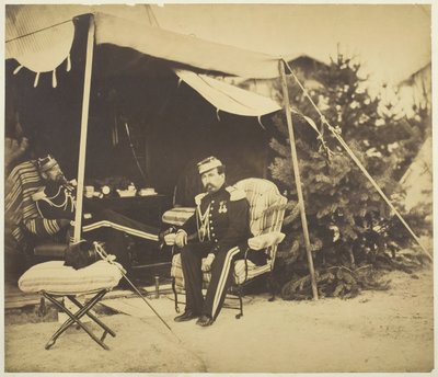Officieren zittend bij een Tent, Kamp de Châlons, 1857 door Gustave Le Gray