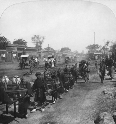Chinese begrafenisstoet, voedsel dragend voor de overleden geest, Peking Beijing, China door H. C. White