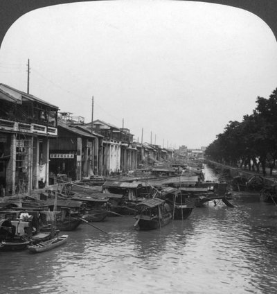 Het drukke kanaal, vanaf de Engelse Brug, Canton, China, 1901 door H. C. White