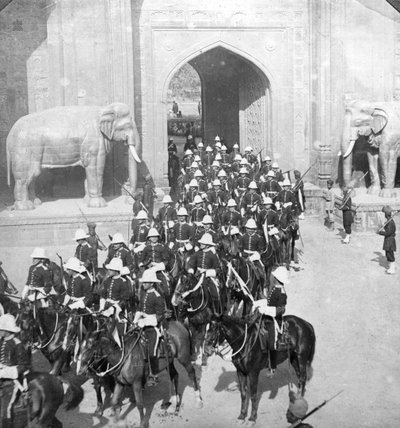 Een processie die door de Delhi-poort trekt, Lahore, Pakistan, 1913 door H. D. Girdwood