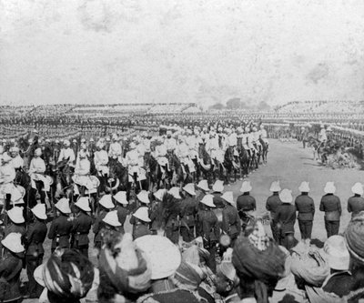Het Keizerlijke Cadettenkorps begeleidt hun majesteiten naar de Durbar-arena, Delhi, India, 1903 door H. D. Girdwood