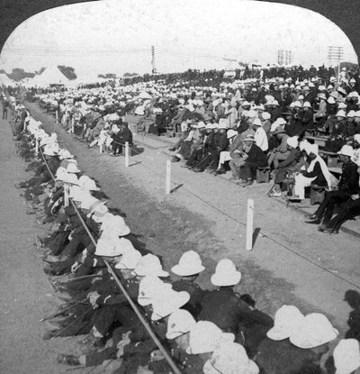Kijken naar een voetbalwedstrijd tussen de Lancashire Fusiliers en Border regimenten, Delhi, 1910s door H. D. Girdwood