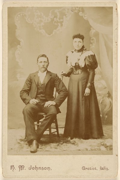 [Ongeïdentificeerd paar: man met snor zittend, vrouw staand]. door H. M. Johnson