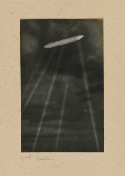 [Het neerschieten van een Duits luchtschip boven Londen]. door H. Scott Orr