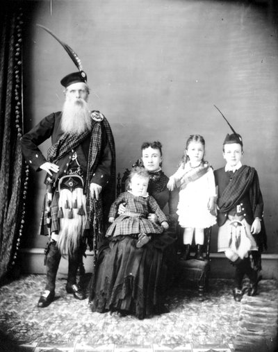 Ofwel Donald en Harriet Mackay en familie of Charles Ross met zijn vrouw, Catherine Toma, en kinderen, ca. 1885 (zwart-wit foto) door Hannah Maynard