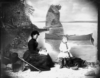 Hannah Maynard en een klein meisje met haar wagen, 1884 (zwart-wit foto) door Hannah Maynard