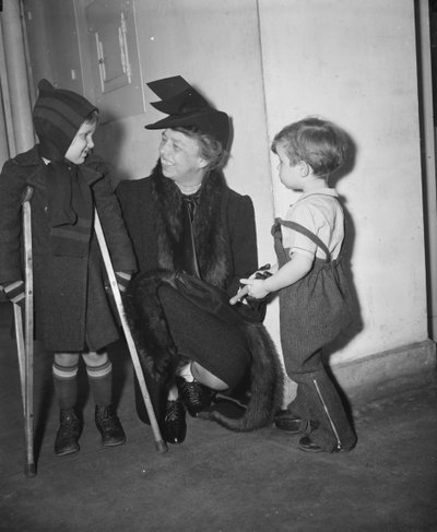 First Lady Eleanor Roosevelt bezoekt Kinderziekenhuis, Washington DC, VS, januari 1939 door Harris & Ewing