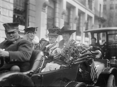 Jeanette Rankin arriveert om beëdigd te worden in het Congres door Harris & Ewing