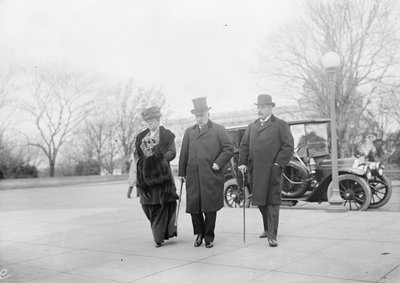 John Pierpont Morgan met zijn zoon en dochter bij het Money Trust-onderzoek door Harris & Ewing