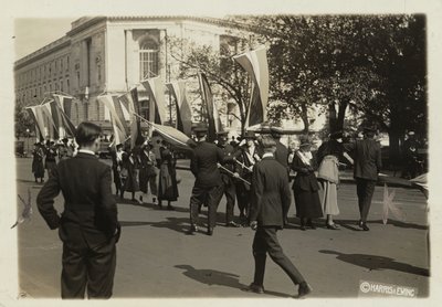 Politie neemt de spandoeken van suffragettes in beslag voordat ze de Amerikaanse Senaat bereiken door Harris & Ewing