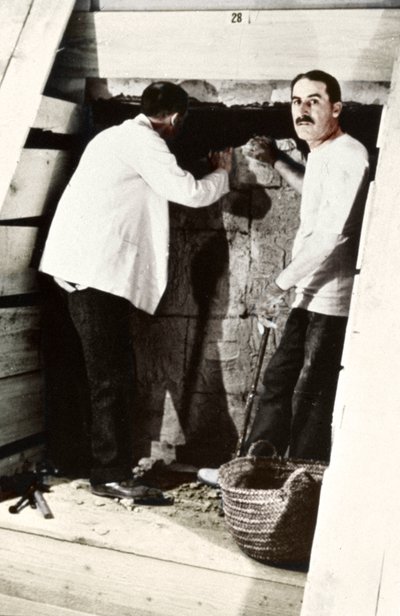 Howard Carter en een collega graven een tombe op in de Vallei der Koningen, Egypte, 1922 door Harry Burton
