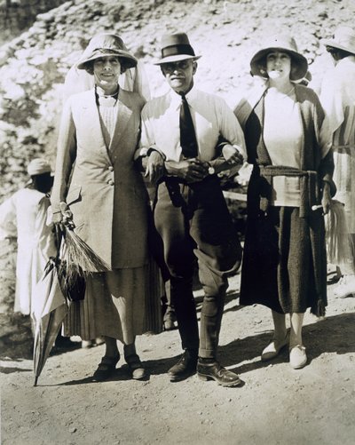 L naar R: Lady Somerleyton, Kolonel Watson Pasha en de Hon. Lady Alexander bij het Graf van Toetanchamon, Vallei der Koningen door Harry Burton