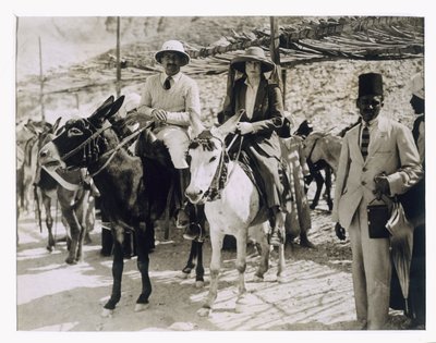 Lady Ribblesdale en Mr. Stephen Vlasto arriveren op ezels bij het graf van Toetanchamon, Vallei der Koningen door Harry Burton