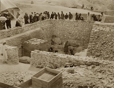 Lord Carnarvon, Lady Evelyn Herbert en Howard Carter bij het Graf van Toetanchamon door Harry Burton