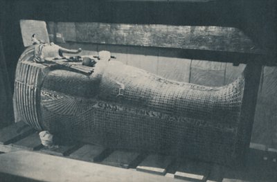 Drievoudig nest van gouden kistjes om arme menselijke klei te bewaren, c1935 door Harry Burton