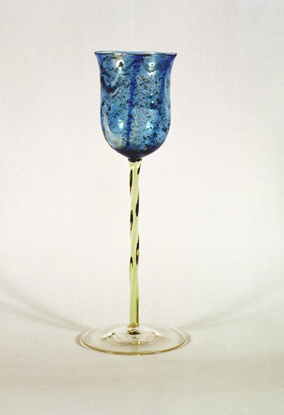 Glazen kelk met een blauw gestreepte kom met gouden insluitsels, gemaakt voor Powell & Sons, Whitefriars, Londen, c.1895 door Harry James Powell