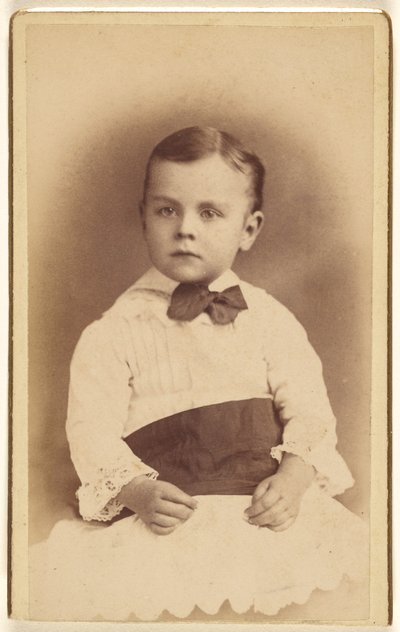 [Ongeïdentificeerd jongetje met vlinderdasje, zittend]. door Hastings and White and Fisher