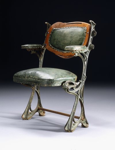 Een ijzeren en houten stoel ontworpen voor de Humbert de Romans Concertzaal, Parijs door Hector Guimard