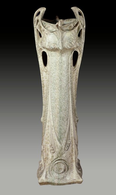 Art Nouveau: Jardiniere rond 1902-1903 gemaakt door Hector Guimard (1867-1942), 20e eeuw. Sevres, Nationaal Museum van Keramiek. door Hector Guimard