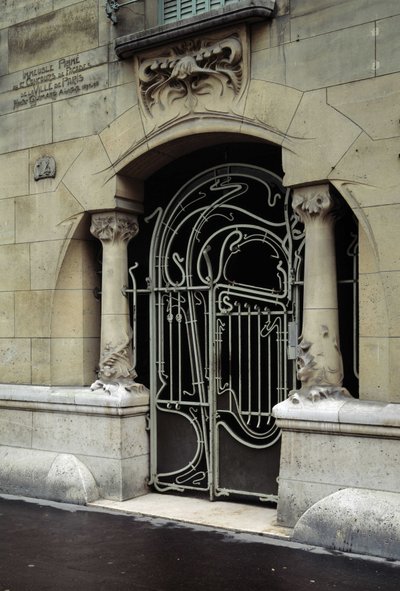 Art Nouveau architectuur: uitzicht op de voordeur van het Castel Beranger gelegen aan de rue de la Fontaine 14 in het 16e arrondissement van Parijs. Ontworpen door de architect Hector Guimard (1867-1942) door Hector Guimard