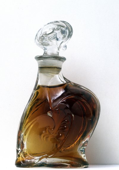 Witte gegoten glazen fles gemaakt voor de tentoonstelling Universelle de Paris in 1900 door Hector Guimard. Internationaal Parfumeriemuseum van Grasse door Hector Guimard