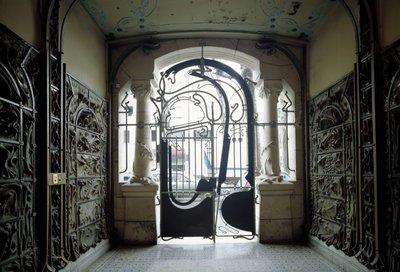 Uitzicht op de toegangspoort van Castel Beranger gelegen aan de rue de la Fontaine 14 in het 16e arrondissement van Parijs door Hector Guimard