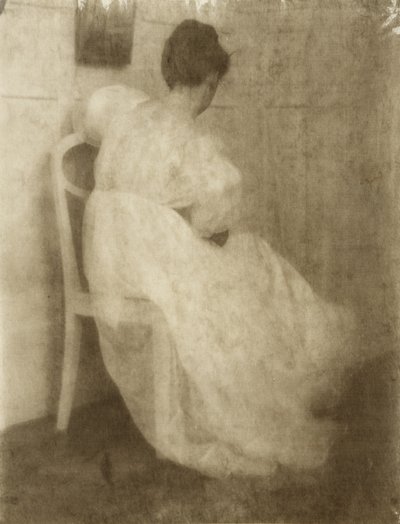Mary Warner op een witte stoel, c.1910 door Heinrich Kuhn