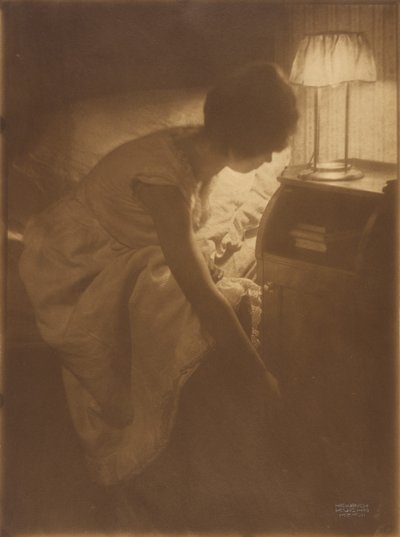 Miss Mary [Warner] aan haar nachttafel door Heinrich Kuhn