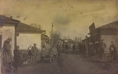 Eerste Wereldoorlog: Oekraïne in de jaren 1914-1916 tijdens de invasie van het Duitse leger. Militairen en burgers in de straat van een stad door Heldenfriedhof Dsessentniki (attr. to)