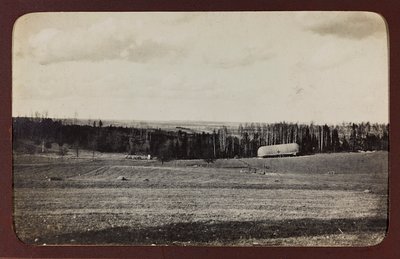 Eerste Wereldoorlog: Oekraïne in de jaren 1914-1916 tijdens de invasie van het Duitse leger. Militaire structuur op het platteland door Heldenfriedhof Dsessentniki (attr. to)