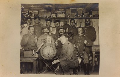 Eerste Wereldoorlog: Oekraïne in de jaren 1914-1916 tijdens de invasie van het Duitse leger. Groep soldaten tijdens een rustperiode door Heldenfriedhof Dsessentniki (attr. to)
