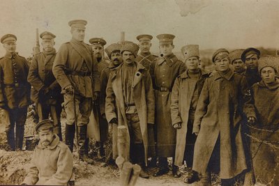 Eerste Wereldoorlog: Oekraïne in de jaren 1914-1916 tijdens de invasie van het Duitse leger. Groep soldaten door Heldenfriedhof Dsessentniki (attr. to)