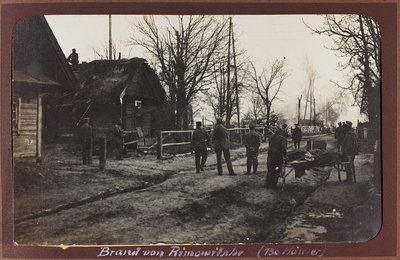 Eerste Wereldoorlog: Oekraïne in de jaren 1914-1916 tijdens de invasie van het Duitse leger. Militair met een gewonde door Heldenfriedhof Dsessentniki (attr. to)