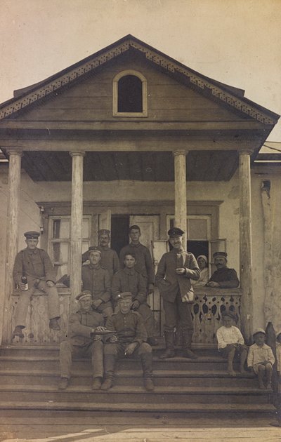 Eerste Wereldoorlog: Oekraïne in de jaren 1914-1916 tijdens de invasie van het Duitse leger. Groep soldaten op de voortrap van een huis door Heldenfriedhof Dsessentniki (attr. to)