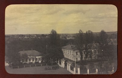 Eerste Wereldoorlog: Oekraïne in de jaren 1914-1916 tijdens de invasie van het Duitse leger. Uitzicht op een stad door Heldenfriedhof Dsessentniki (attr. to)
