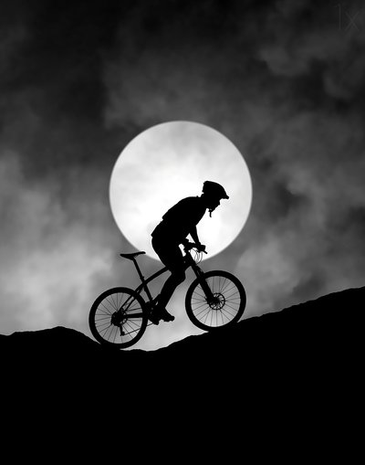Mountainbiker bij maanlicht door Hengki Lee