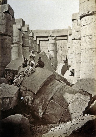 Karnak tempel, c.1900 (zw/w foto) door Henri Béchard