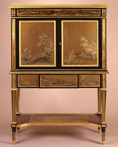 Een secretaire met verguld beslag in Louis XVI-stijl door Henri Dasson