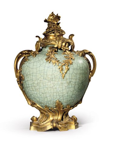 Een van een paar Louis XV stijl vazen en deksels, monturen gedateerd 1883, porselein laat achttiende - begin negentiende eeuw door Henri Dasson
