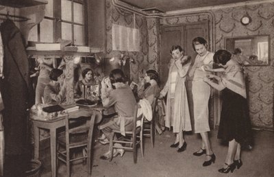Parijs: De coulissen van een modehuis, Mannequins; Een zijscène bij een grote modeontwerper; mannequins door Henri Manuel