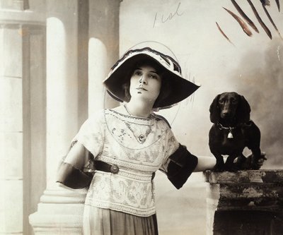 Portret van de Franse acteur Pierre Frondaie, in de theatrale rol van Michelle door Henri Manuel
