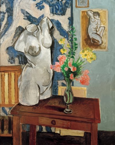 De gipsen torso, een boeket bloemen door Henri Matisse