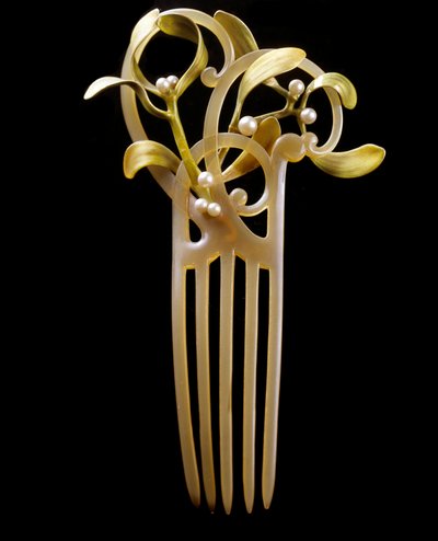 Art Nouveau: kam met maretak in goud, schaal, parel en email gemaakt door Paul en Henri Vever door Henri and Paul  Vever