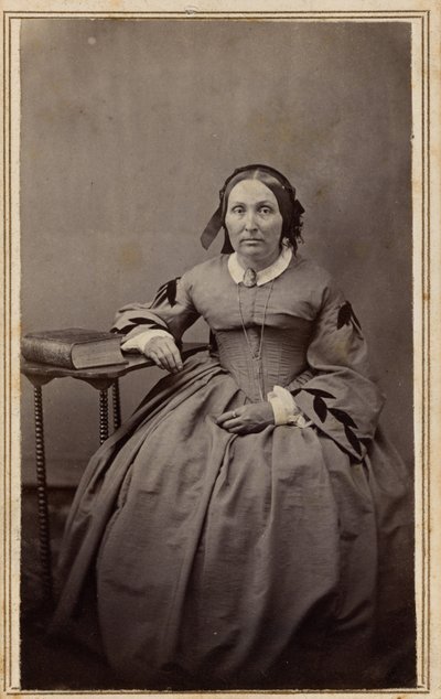 Portret van een vrouw,jaren 1860 (foto) door Henrietta M. Hart