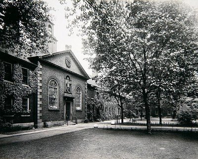De almshouses van de ijzerhandelaren, Kingsland Road, Shoreditch door Henry Dixon