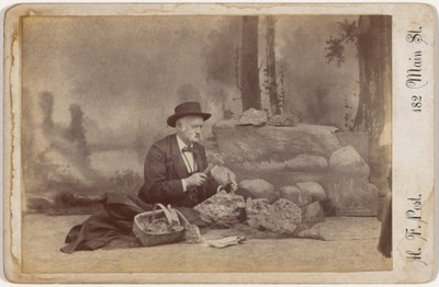 "Dominic Parsons op jacht naar fossielen", ca. 1896 (foto) door Henry F. Post