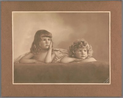 Portret van Agnes Renée en Irène Heloïse Pauw van Wieldrecht, dochters van de fotograaf door Henry Pauw van Wieldrecht