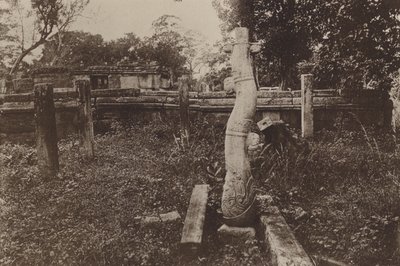 Verwoeste steden van Ceylon: Curieuze afgeronde kolom en ruïnes door Henry W. Cave